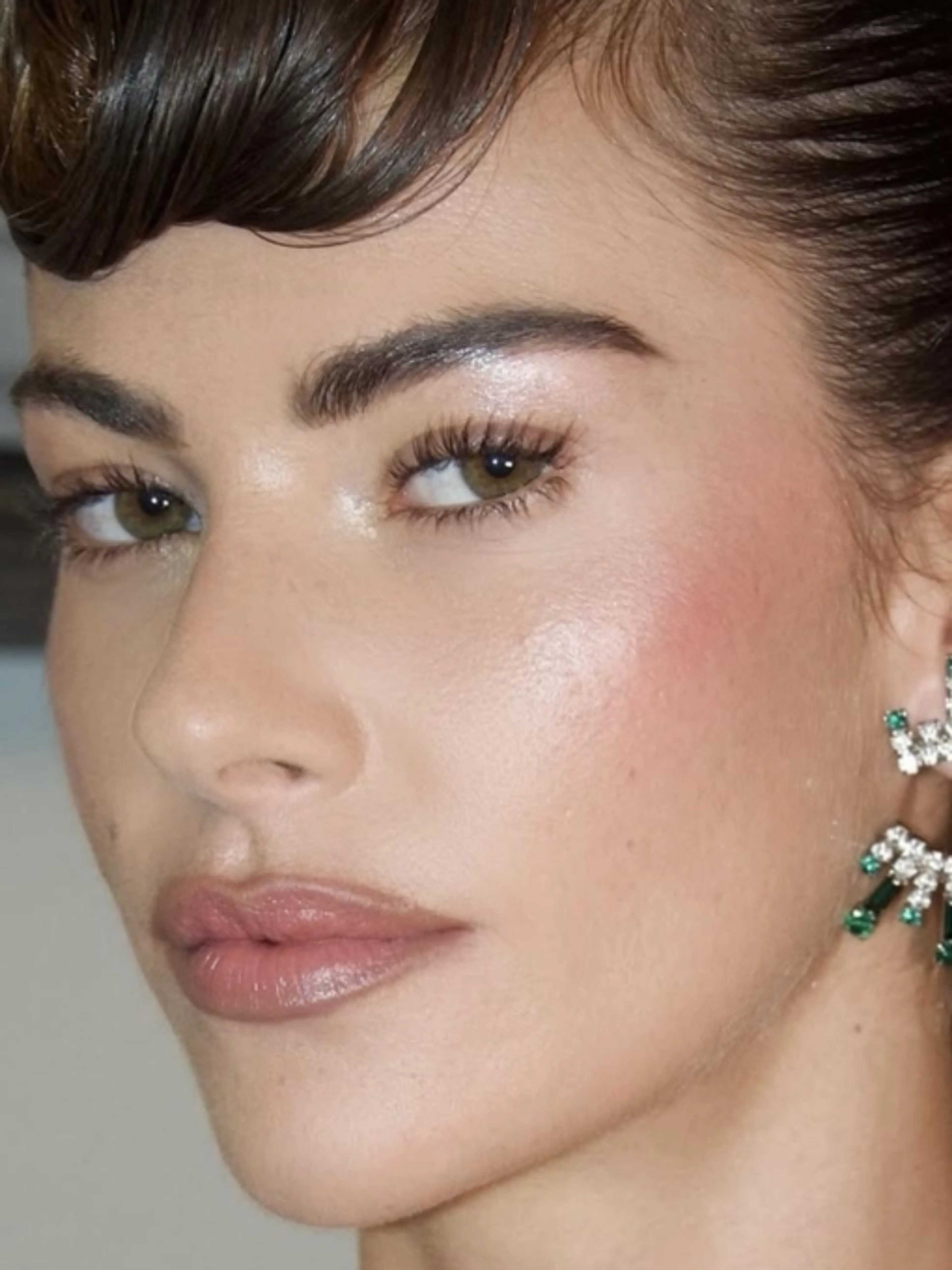 Go-To Makeup : Élégante toute la journée
Maquillage express 10 min : un look frais, lumineux et naturel pour femmes actives pressées