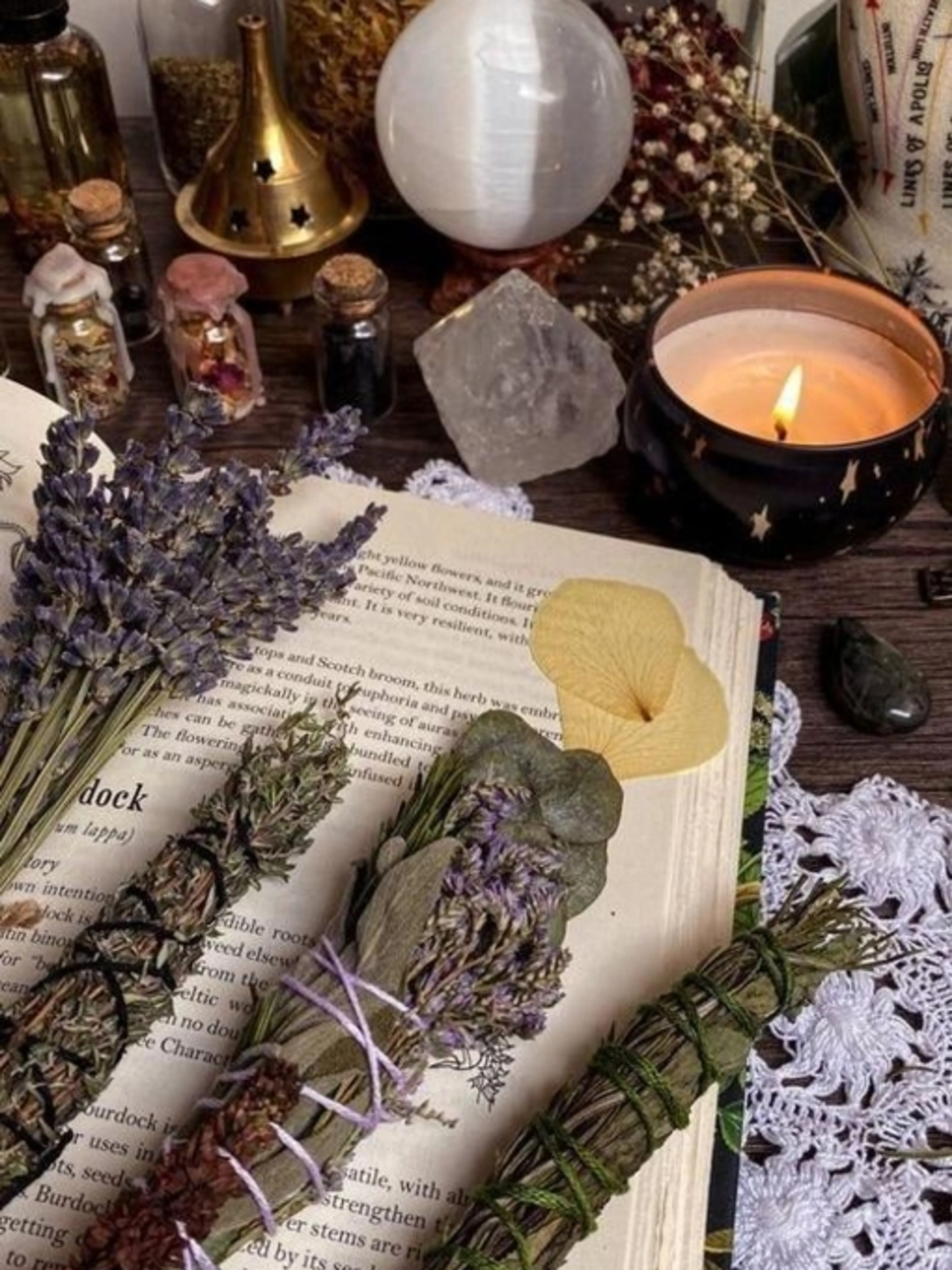 Image de présentation pour l'offre Vivre son chemin de vie avec lumière et paix, guidé par le tarot et l'oracle je saurai vous transmettre sur n'importe quel thème, amour, professionnel par Odyana