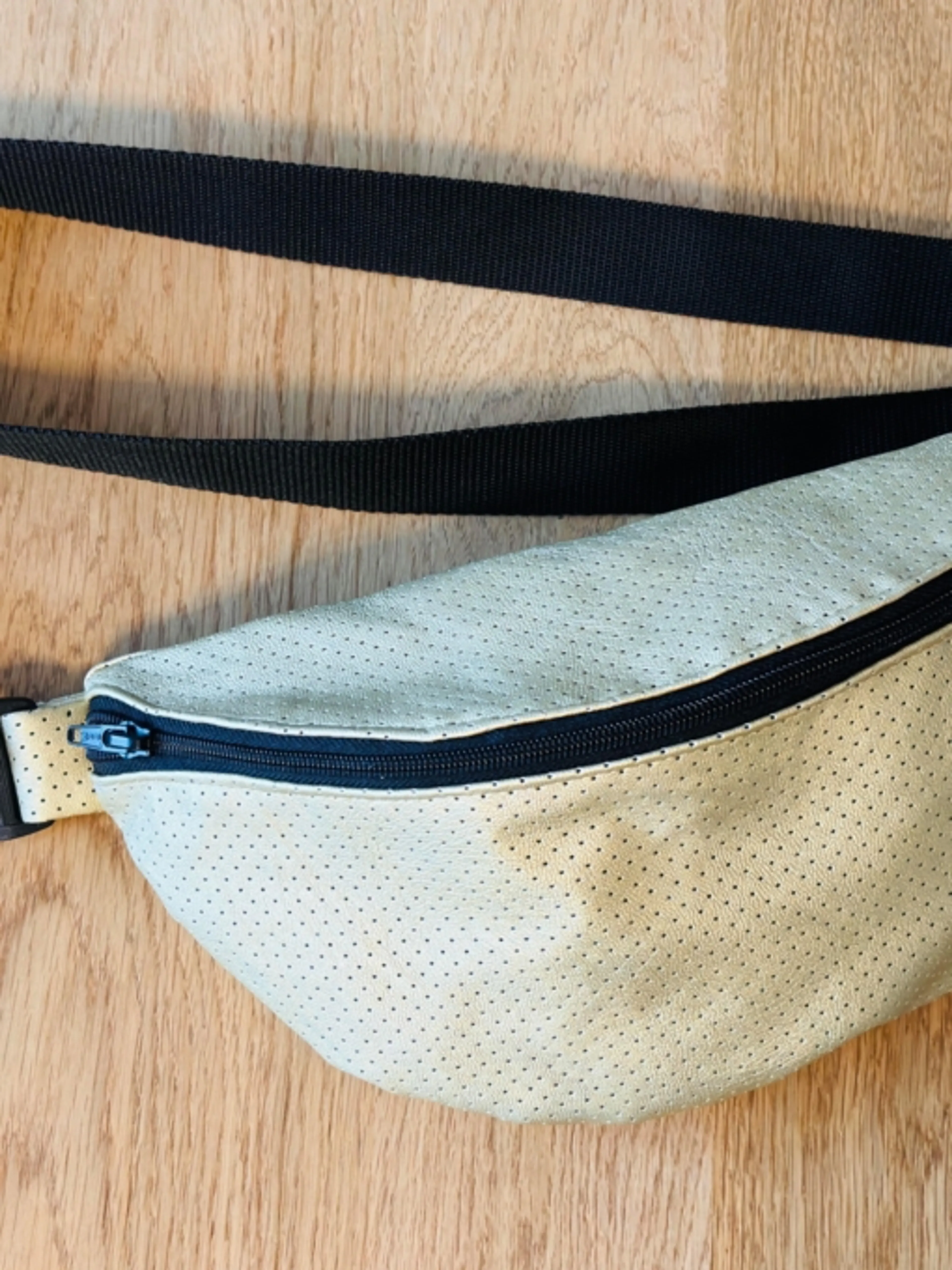 Mon sac-banane avec une poche arrière zippée et une poche interne à soufflet