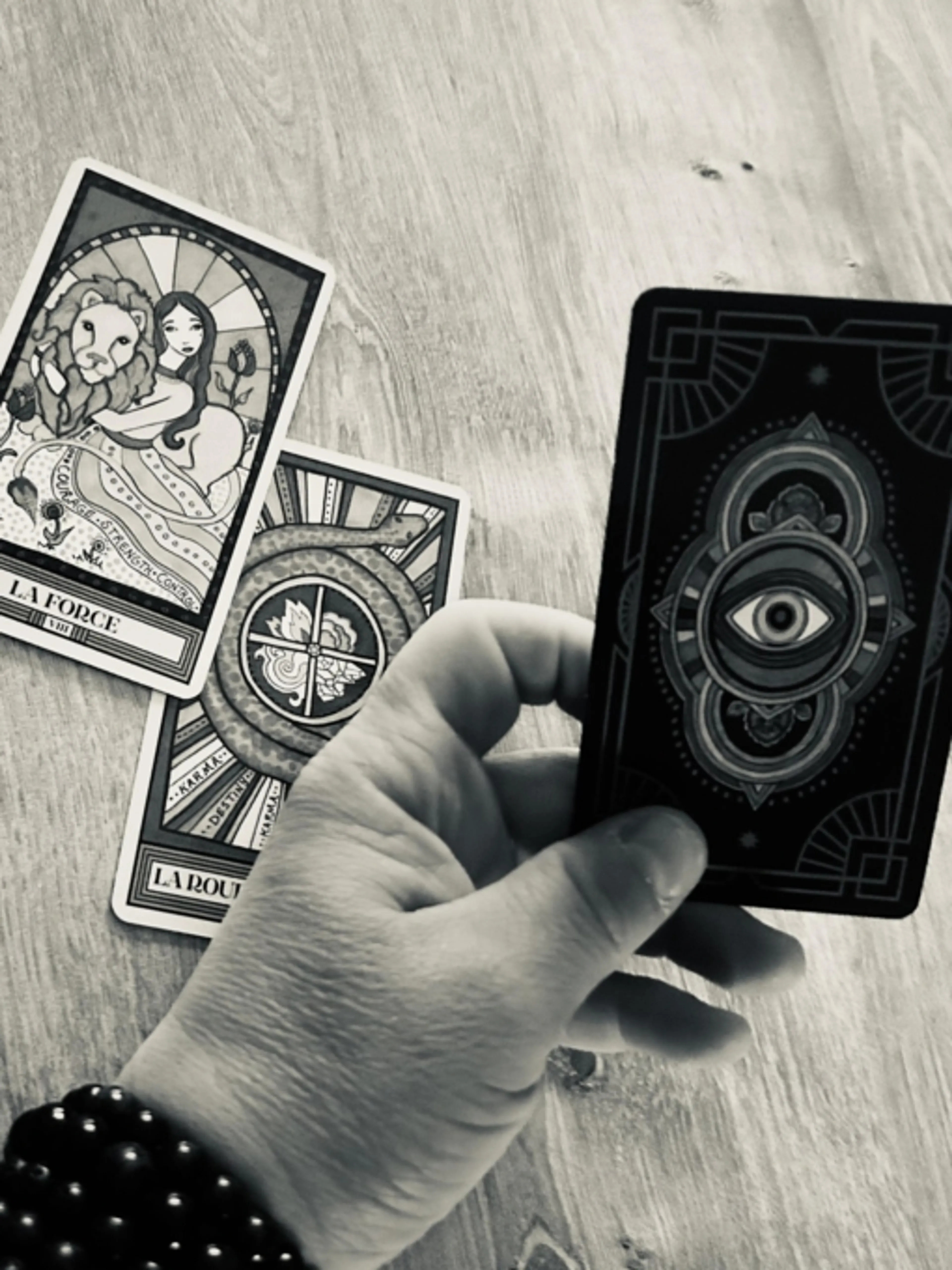 "Dois-je Changer de Voie Professionnelle ? Obtenez des Réponses avec le Tarot"