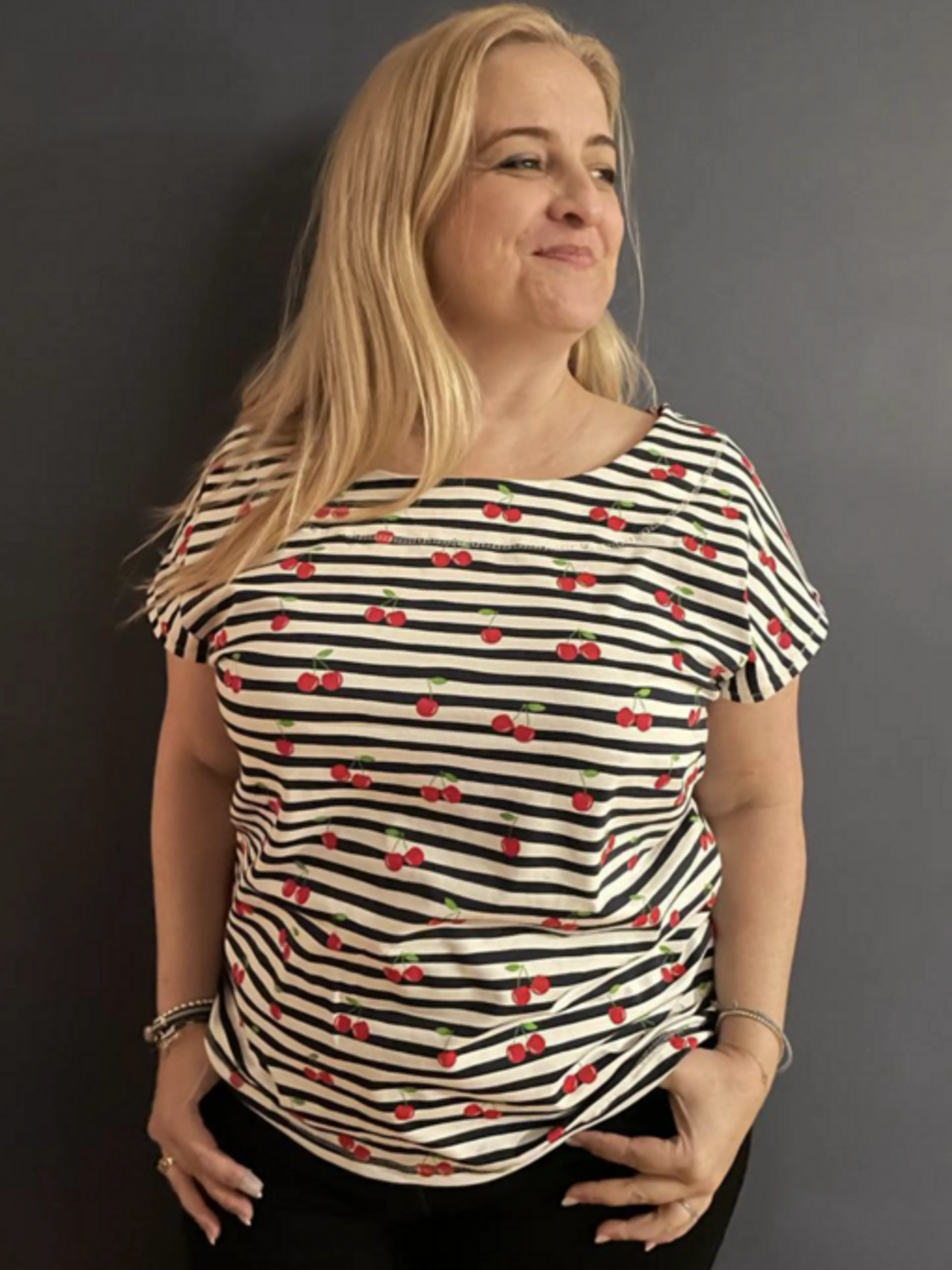 Image de présentation pour l'offre Coudre un t-shirt en jersey avec une machine classique pour filles et femmes 𧔠par Viny DIY