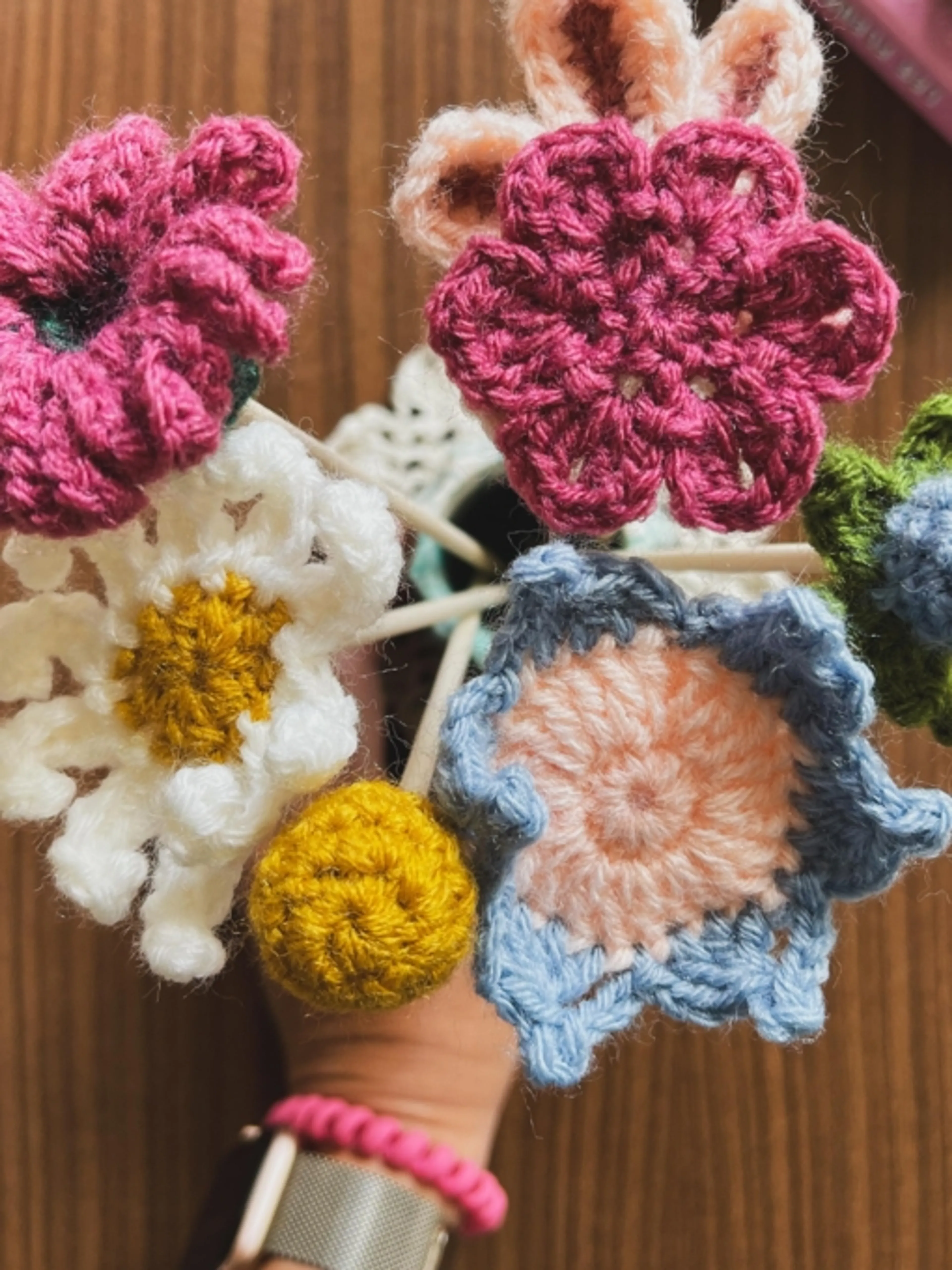Image de présentation pour l'offre CROCHET - Apprendre à lire un diagramme en réalisant un bouquet de fleurs au crochet par Caro Tricote