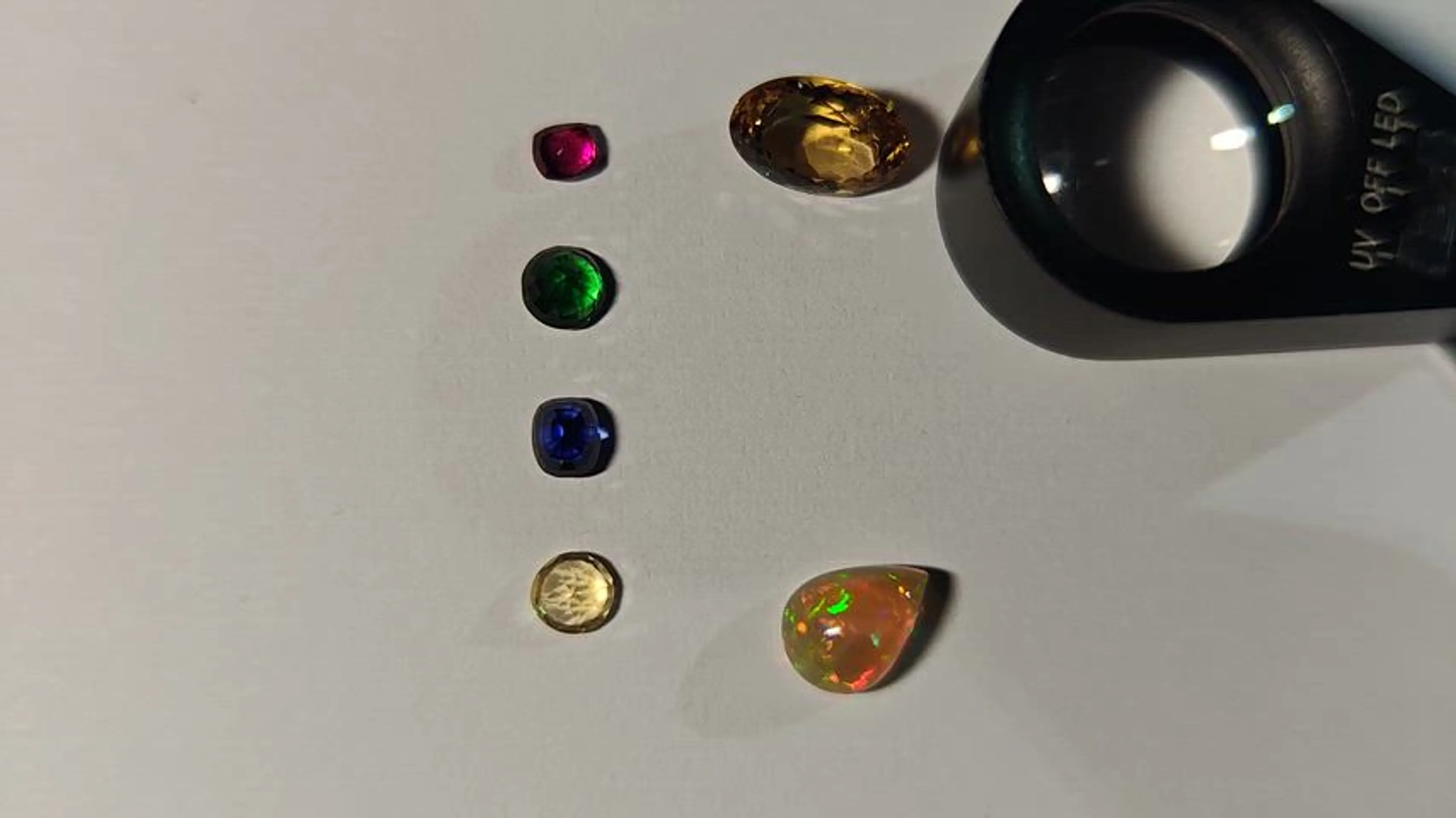 Image de présentation pour l'offre Les secrets de base des pierres : Gemmologie pour tous ! par Precious Lightwave