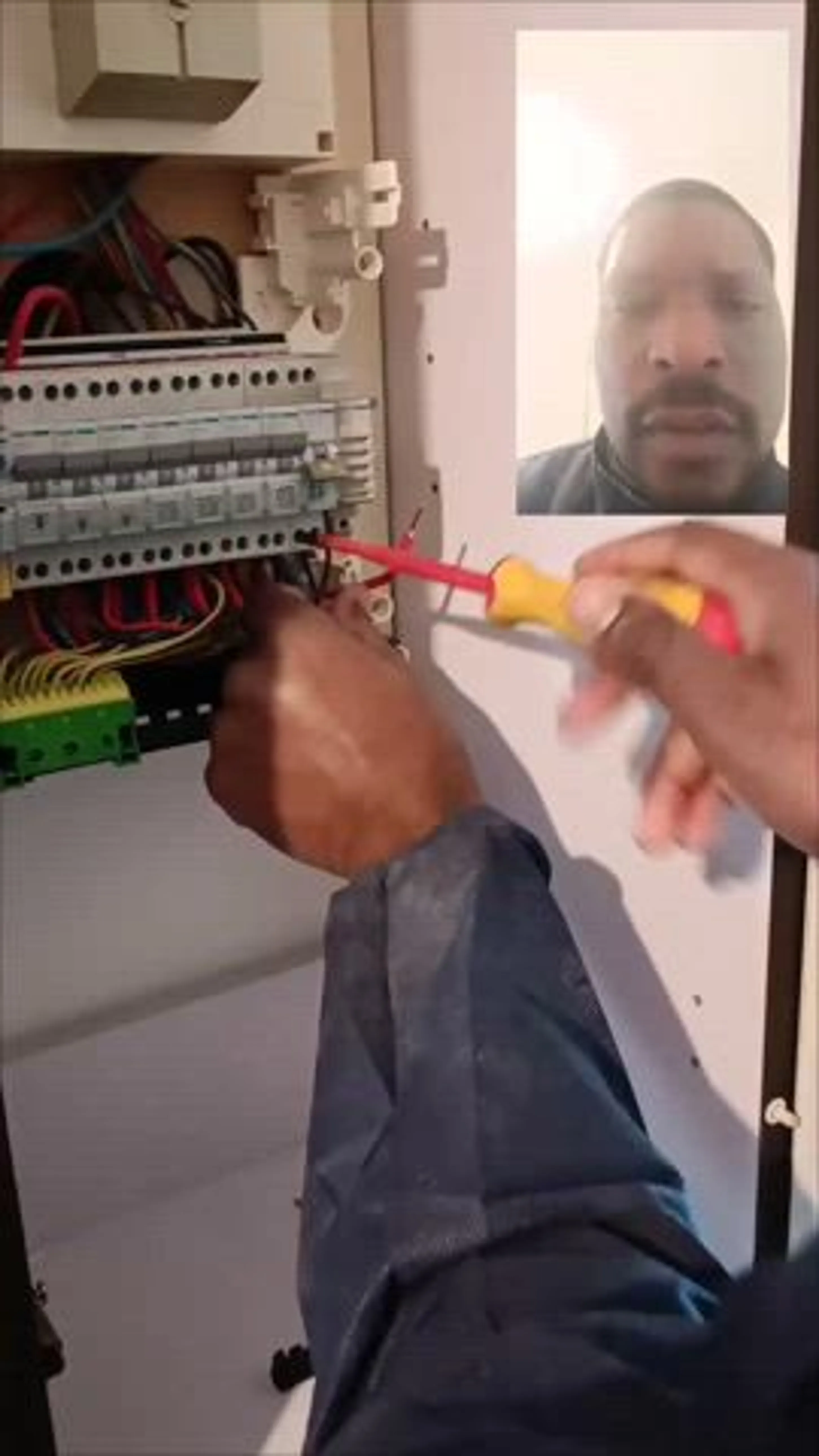 Image de présentation pour l'offre Je vous aide à réaliser vos petits travaux électriques par vous-même grâce à un coaching en visio par Woody