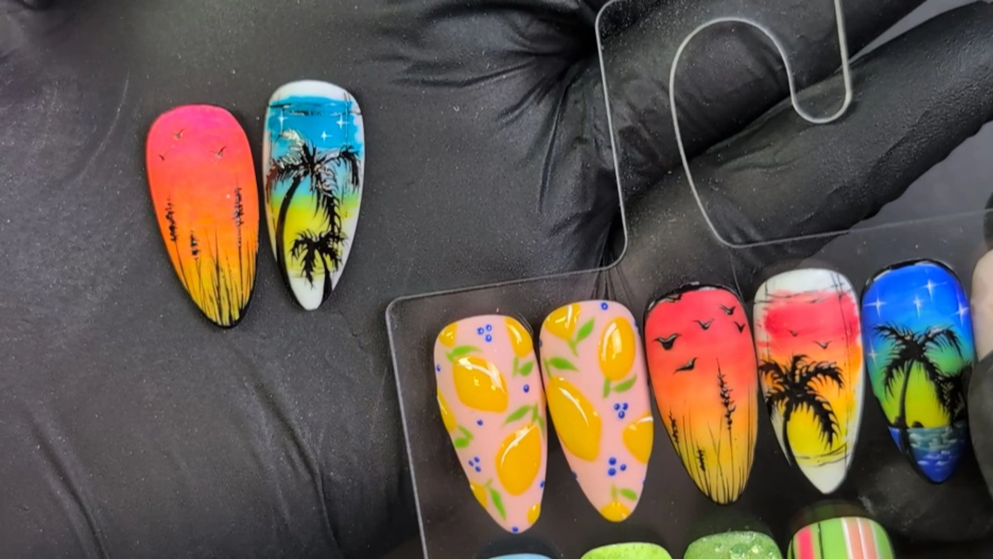 Apprenez à réaliser un Summer Sunset Nailart